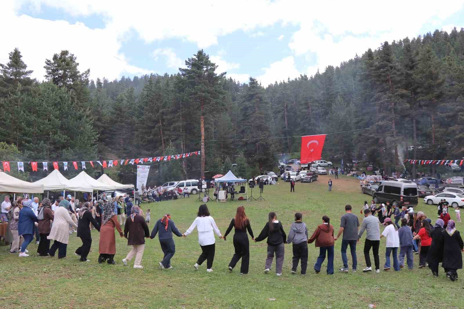 karnavas dut pekmezi festivalinde cocuklar parmakla pekmez yemek icin yaristi 3 ycNymkF8