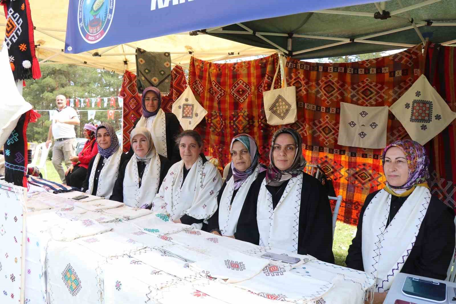 karnavas dut pekmezi festivalinde cocuklar parmakla pekmez yemek icin yaristi 4 n8qsctuV