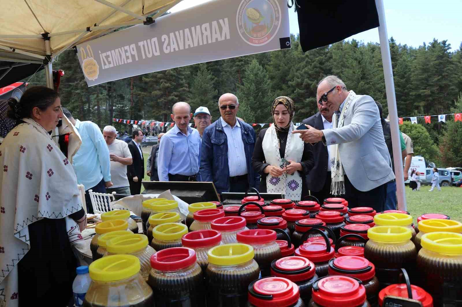 karnavas dut pekmezi festivalinde cocuklar parmakla pekmez yemek icin yaristi 5 GKg7etKz