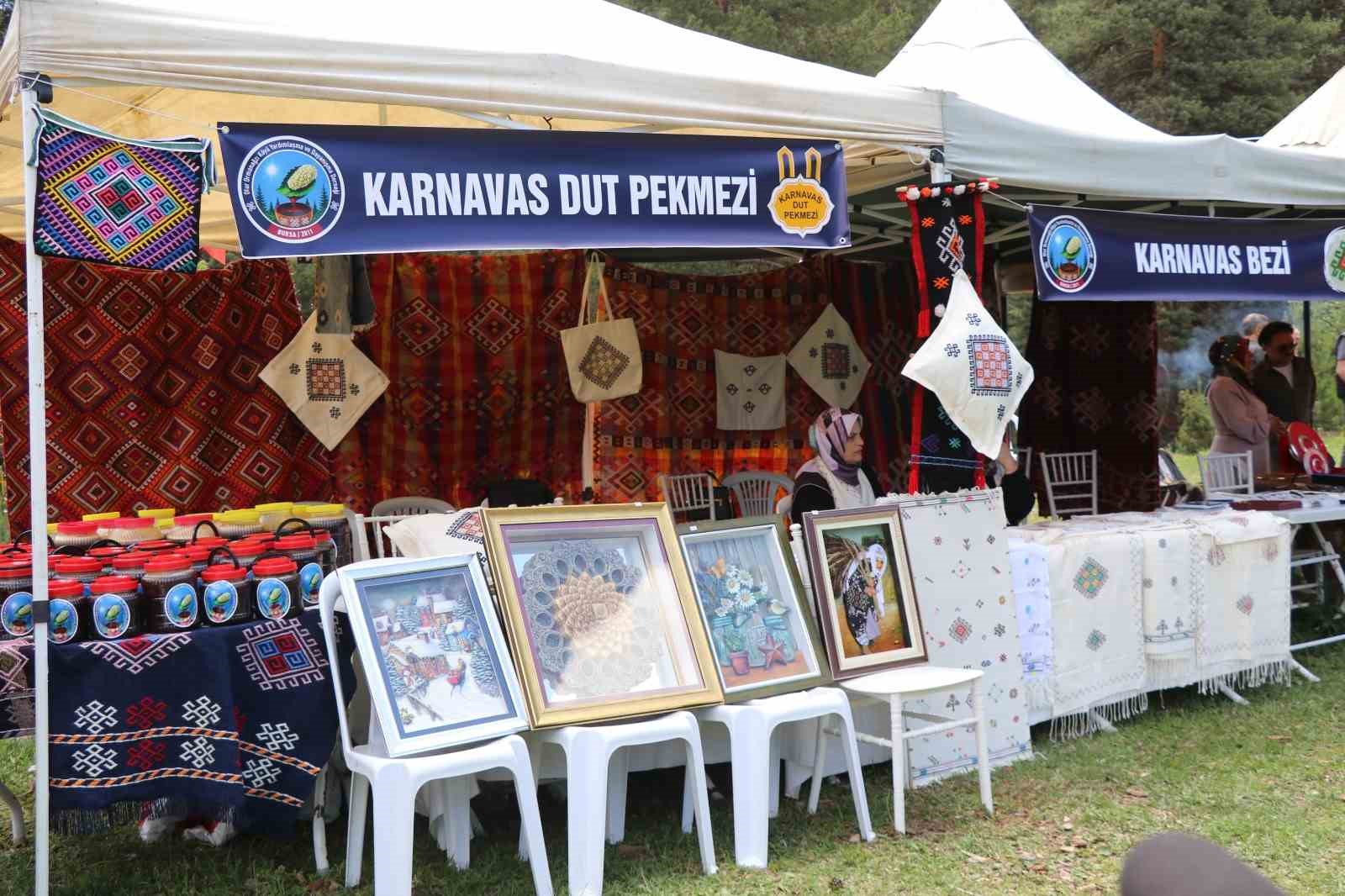 karnavas dut pekmezi festivalinde cocuklar parmakla pekmez yemek icin yaristi 6 kMWYmRnh