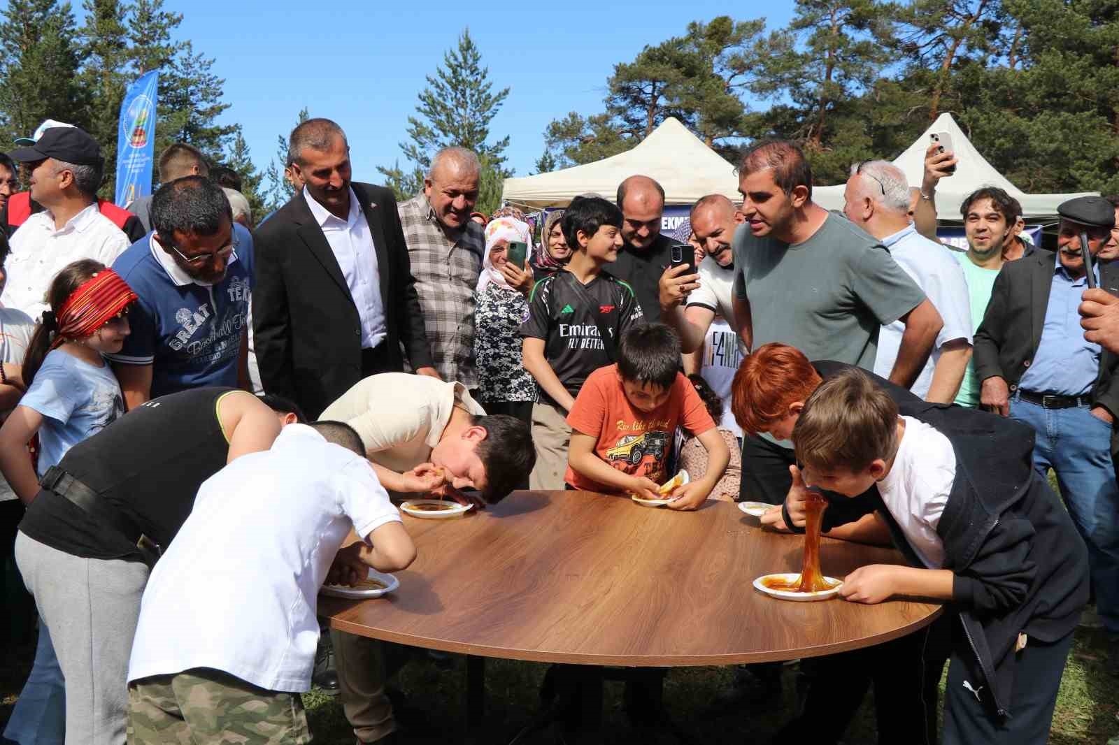 karnavas dut pekmezi festivalinde cocuklar parmakla pekmez yemek icin yaristi 7 TamTjYgd