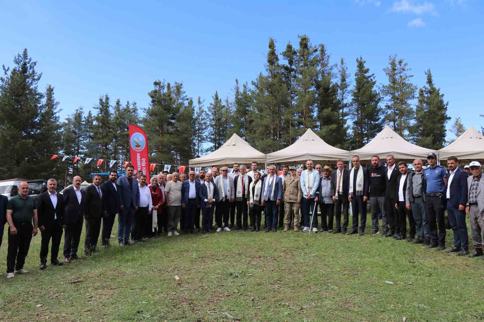 karnavas dut pekmezi festivalinde cocuklar parmakla pekmez yemek icin yaristi 8