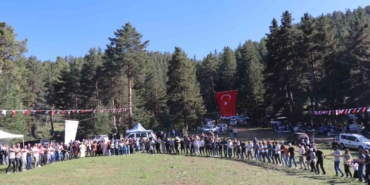 karnavas-dut-pekmezi-festivalinde-cocuklar-parmakla-pekmez-yemek-icin-yaristi-xnuKaRX6.jpg