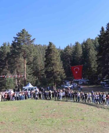 karnavas-dut-pekmezi-festivalinde-cocuklar-parmakla-pekmez-yemek-icin-yaristi-xnuKaRX6.jpg