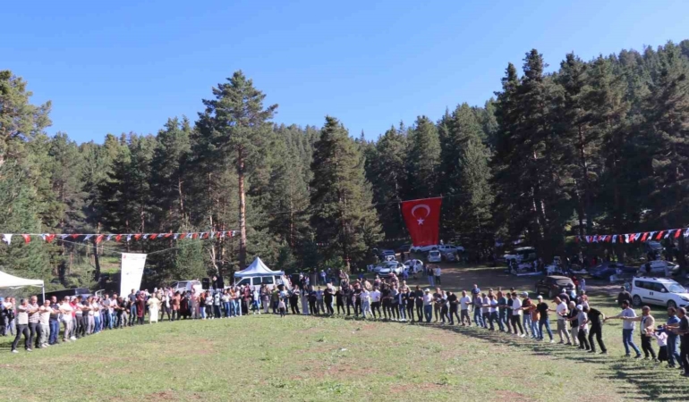 karnavas-dut-pekmezi-festivalinde-cocuklar-parmakla-pekmez-yemek-icin-yaristi-xnuKaRX6.jpg