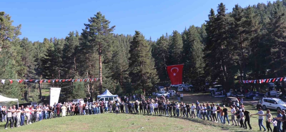 karnavas-dut-pekmezi-festivalinde-cocuklar-parmakla-pekmez-yemek-icin-yaristi-xnuKaRX6.jpg