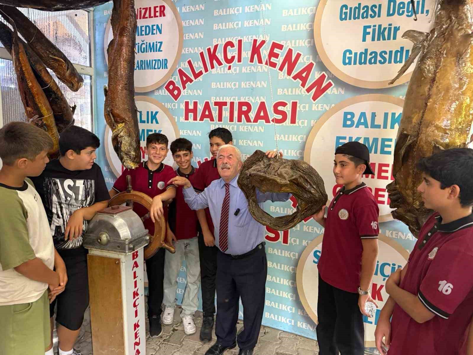 karne gununde ogrencilere ucretsiz 1 ton balik ekmek 2 wvNYrkWj