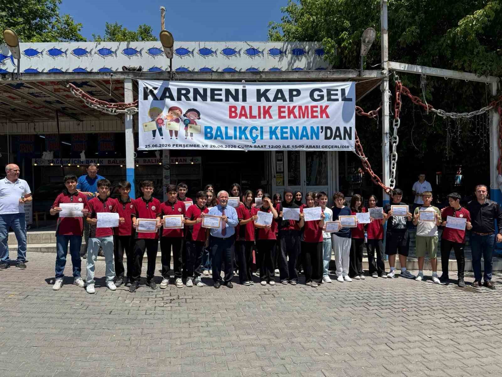 karne gununde ogrencilere ucretsiz 1 ton balik ekmek 3