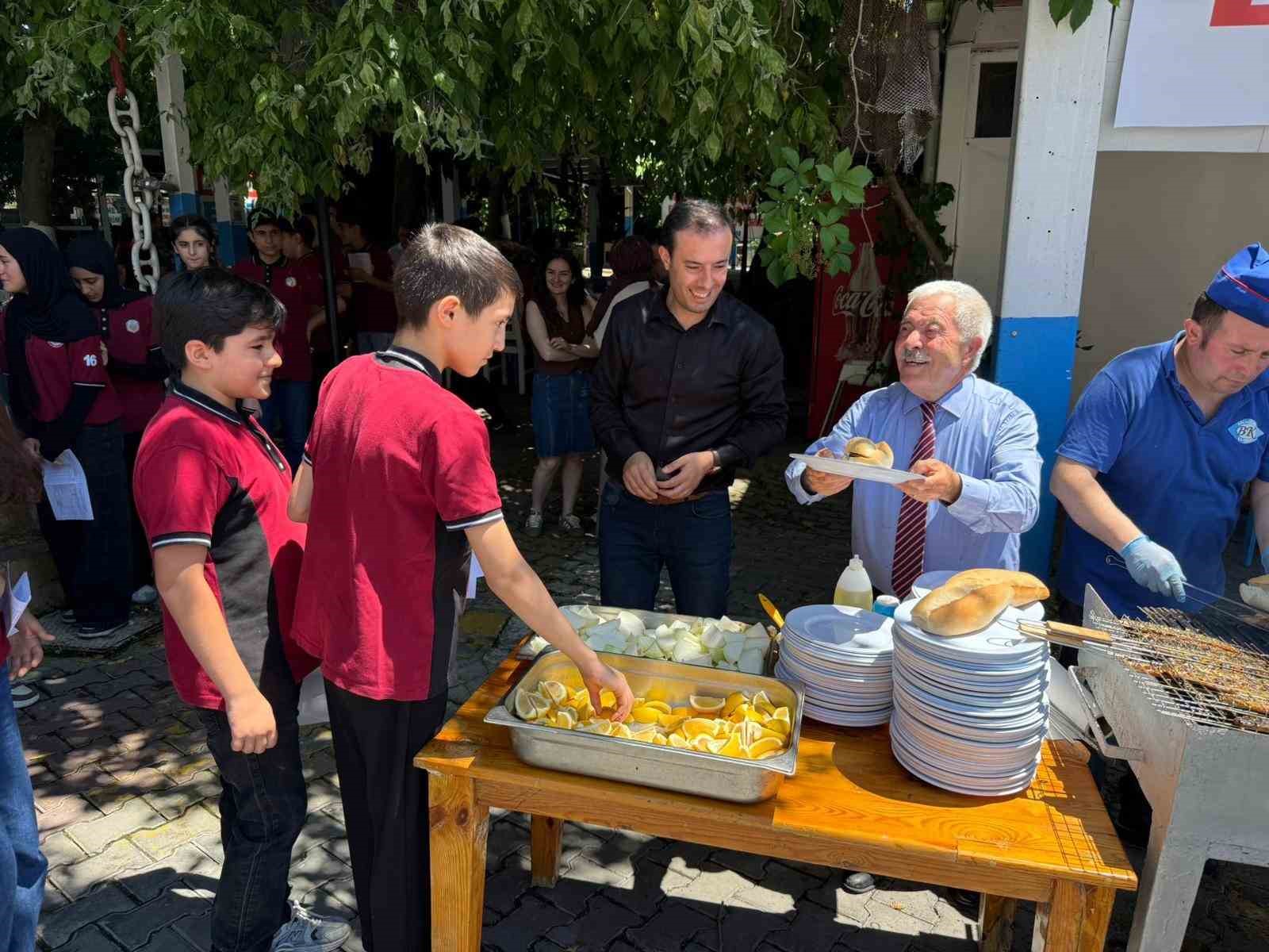 karne gununde ogrencilere ucretsiz 1 ton balik ekmek 4 7ZVGvwcz