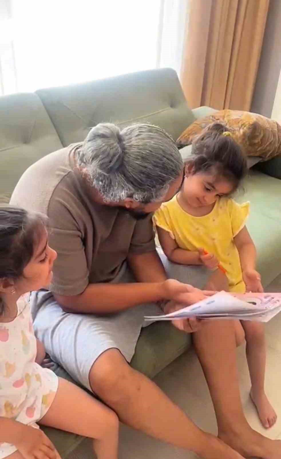 karneleri karistiran babanin ikiz kizlariyla olan diyalogu kamerada 0 XJRumFEP