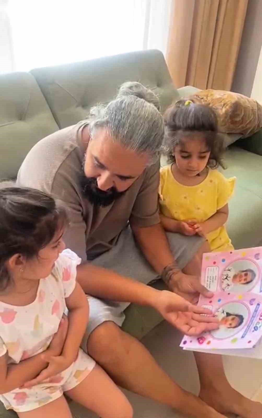karneleri karistiran babanin ikiz kizlariyla olan diyalogu kamerada 1 Rl1bnh31