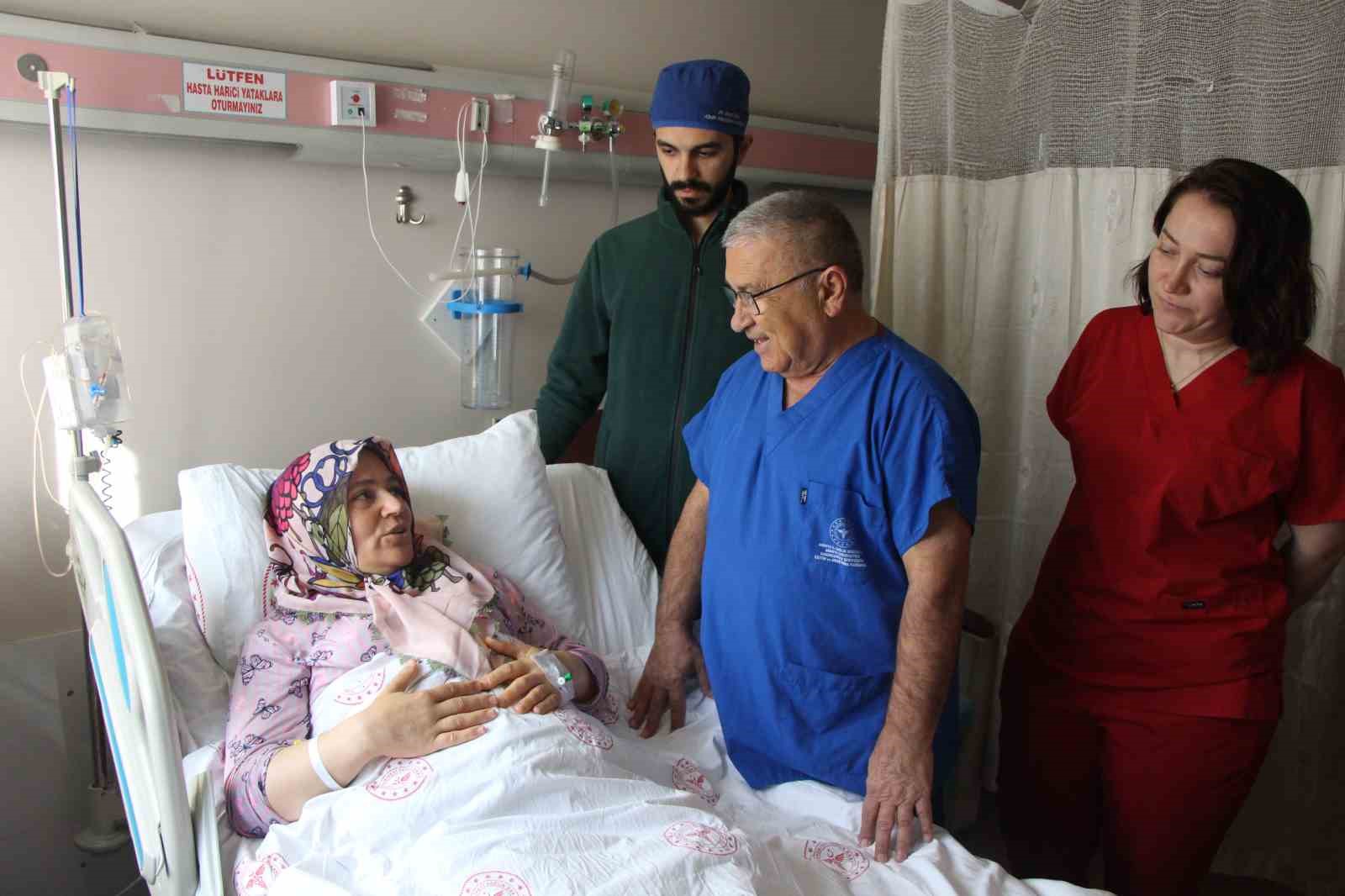 karni 2 ayda 9 aylik hamile gibi buyuyen kadinin icinden karpuz kadar kitle cikarildi bb13SXp8