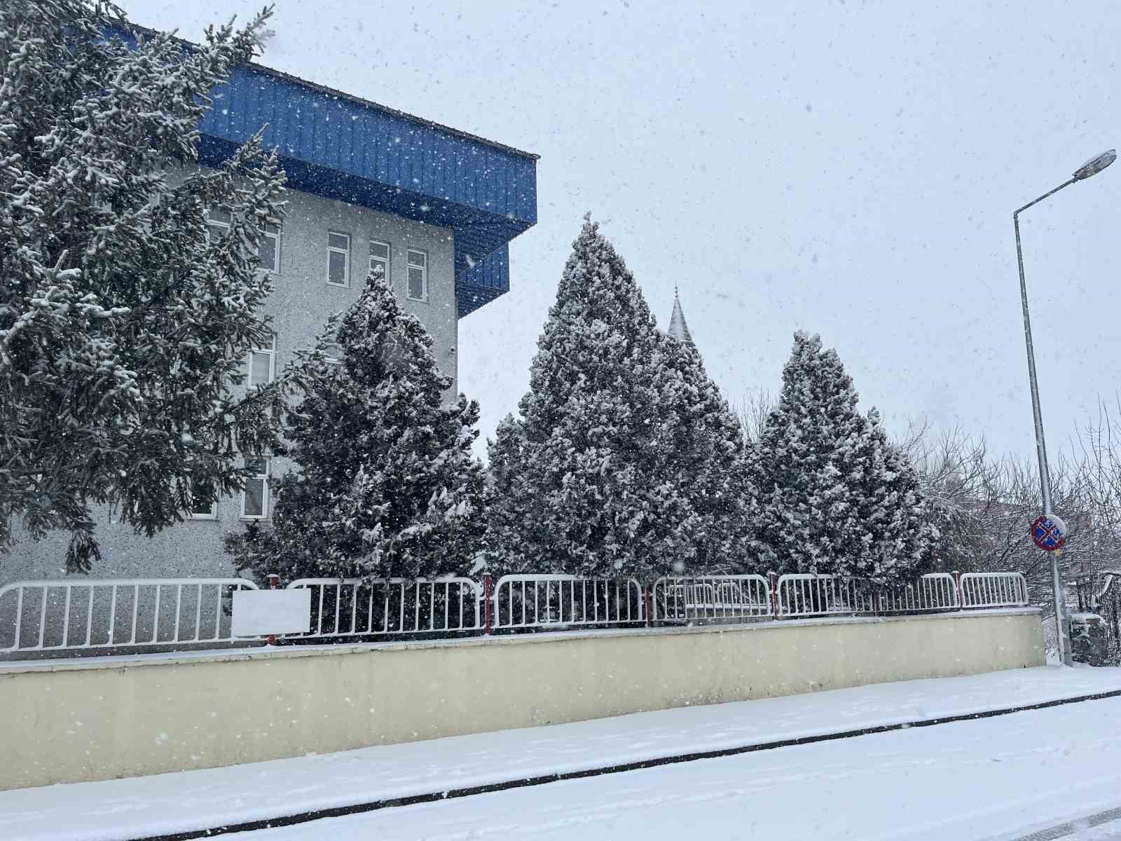 kars beyaz gelinligini giydi meteoroloji uyarmisti kar sehre indi 2 tWzpYOKi