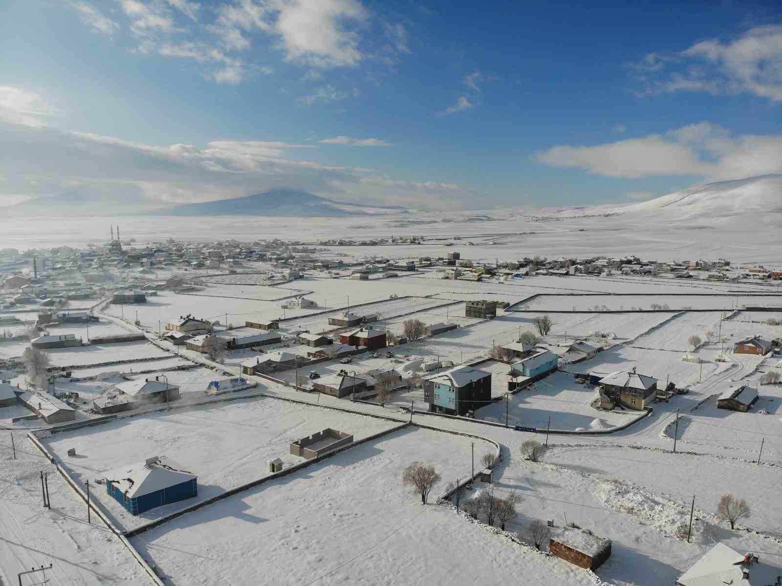 kars beyaz ortusunu cekti buzlanan yolda tir kaldi 0 mTUuzOrD