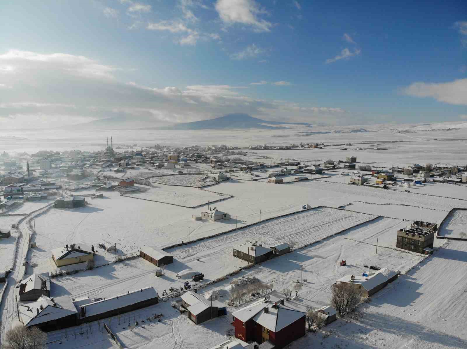 kars beyaz ortusunu cekti buzlanan yolda tir kaldi 1 BQfe8HX3