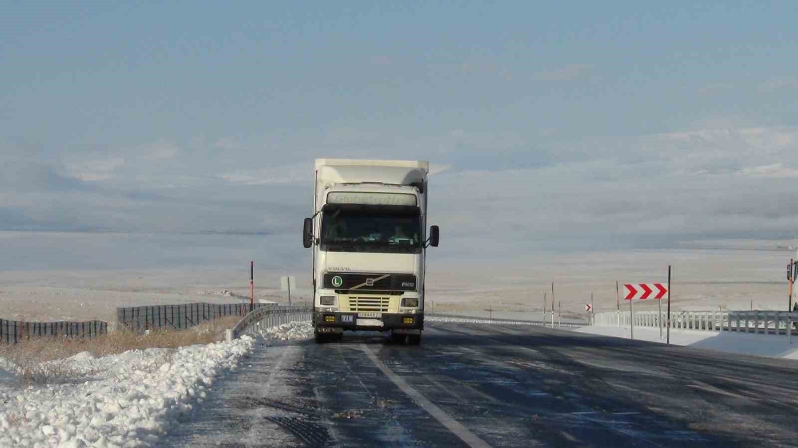 kars beyaz ortusunu cekti buzlanan yolda tir kaldi 2 Cr1t5KuI