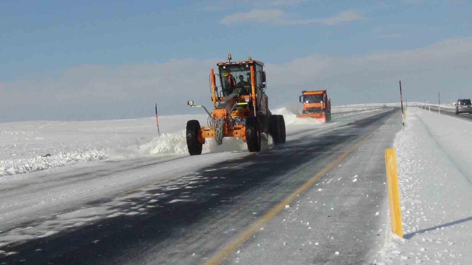 kars beyaz ortusunu cekti buzlanan yolda tir kaldi 3 A2PPR5Ph