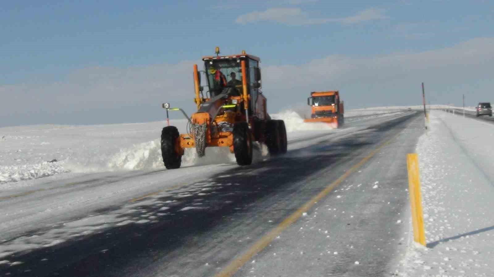 kars beyaz ortusunu cekti buzlanan yolda tir kaldi 4 uzm8e4tf