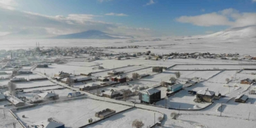 kars-beyaz-ortusunu-cekti-buzlanan-yolda-tir-kaldi-SBgVLvQS.jpg