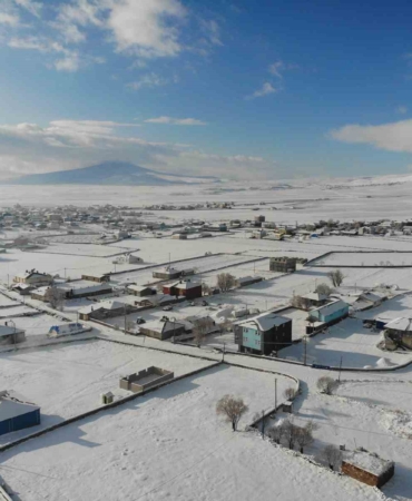kars-beyaz-ortusunu-cekti-buzlanan-yolda-tir-kaldi-SBgVLvQS.jpg
