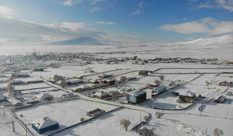 kars-beyaz-ortusunu-cekti-buzlanan-yolda-tir-kaldi-SBgVLvQS.jpg