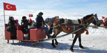 kars-cildir-golunde-dortnala-atli-kizak-safarileri-nefes-kesiyor-XwzbkegD.jpg