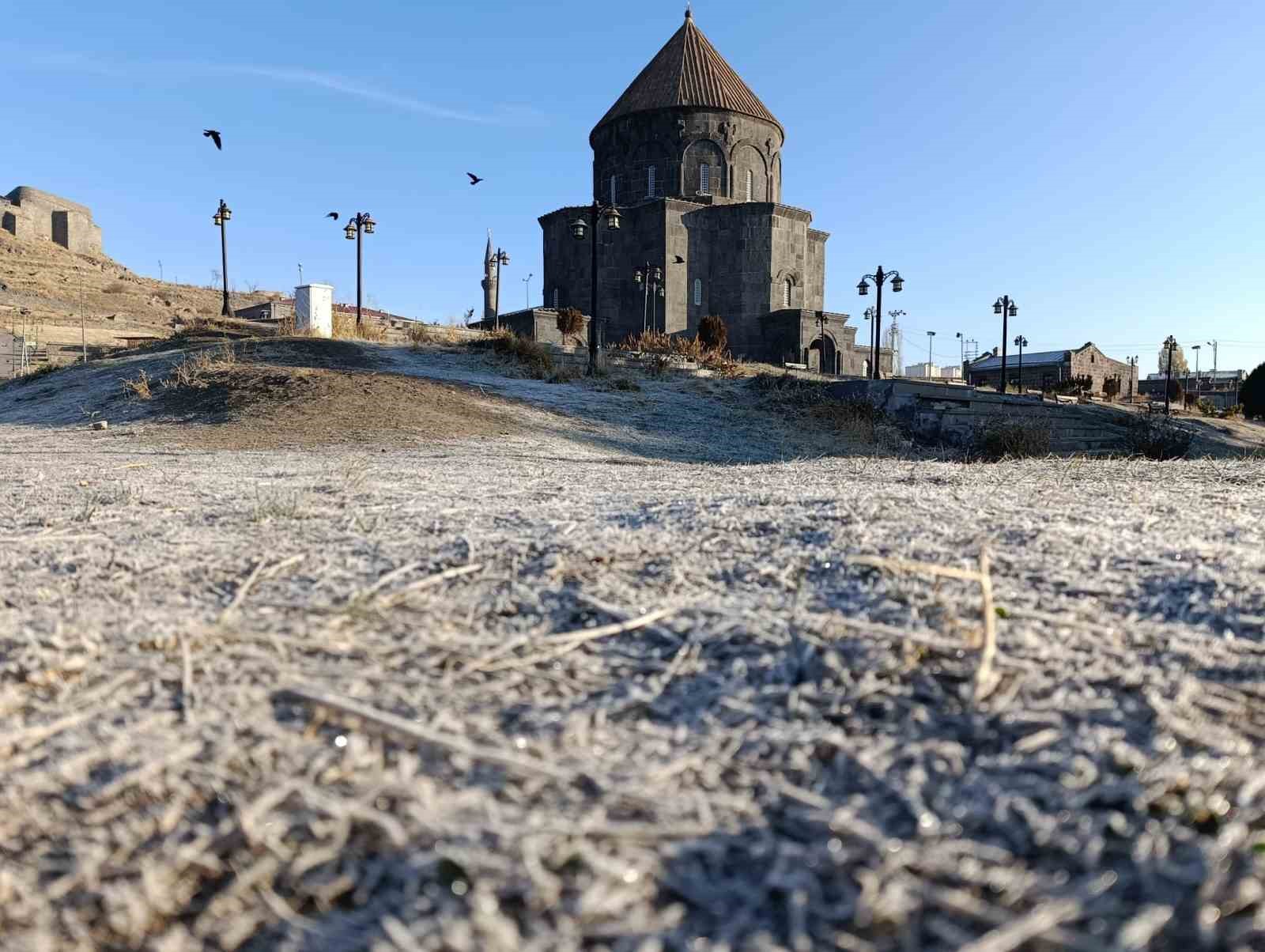 kars eksi 13u gordu arac camlari buz tuttu 4 P2bSWTq9