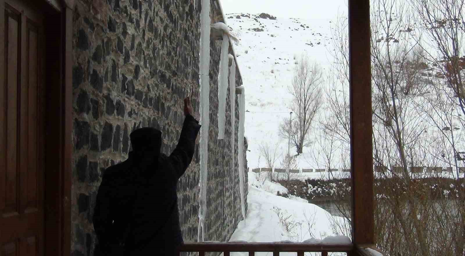 kars eksi 15i gordu catilarda 3 metrelik buz sarkitlari olustu 0 JcXFW4sh