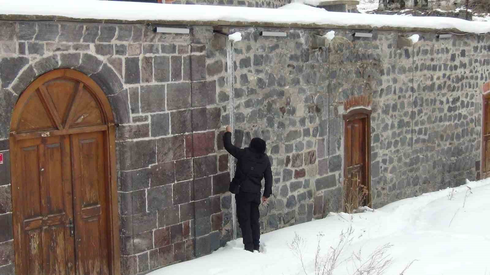 kars eksi 15i gordu catilarda 3 metrelik buz sarkitlari olustu 1 jIXHhjPL