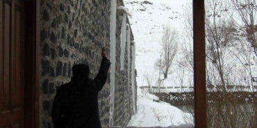 kars-eksi-15i-gordu-catilarda-3-metrelik-buz-sarkitlari-olustu-DnDcs8Zd.jpg