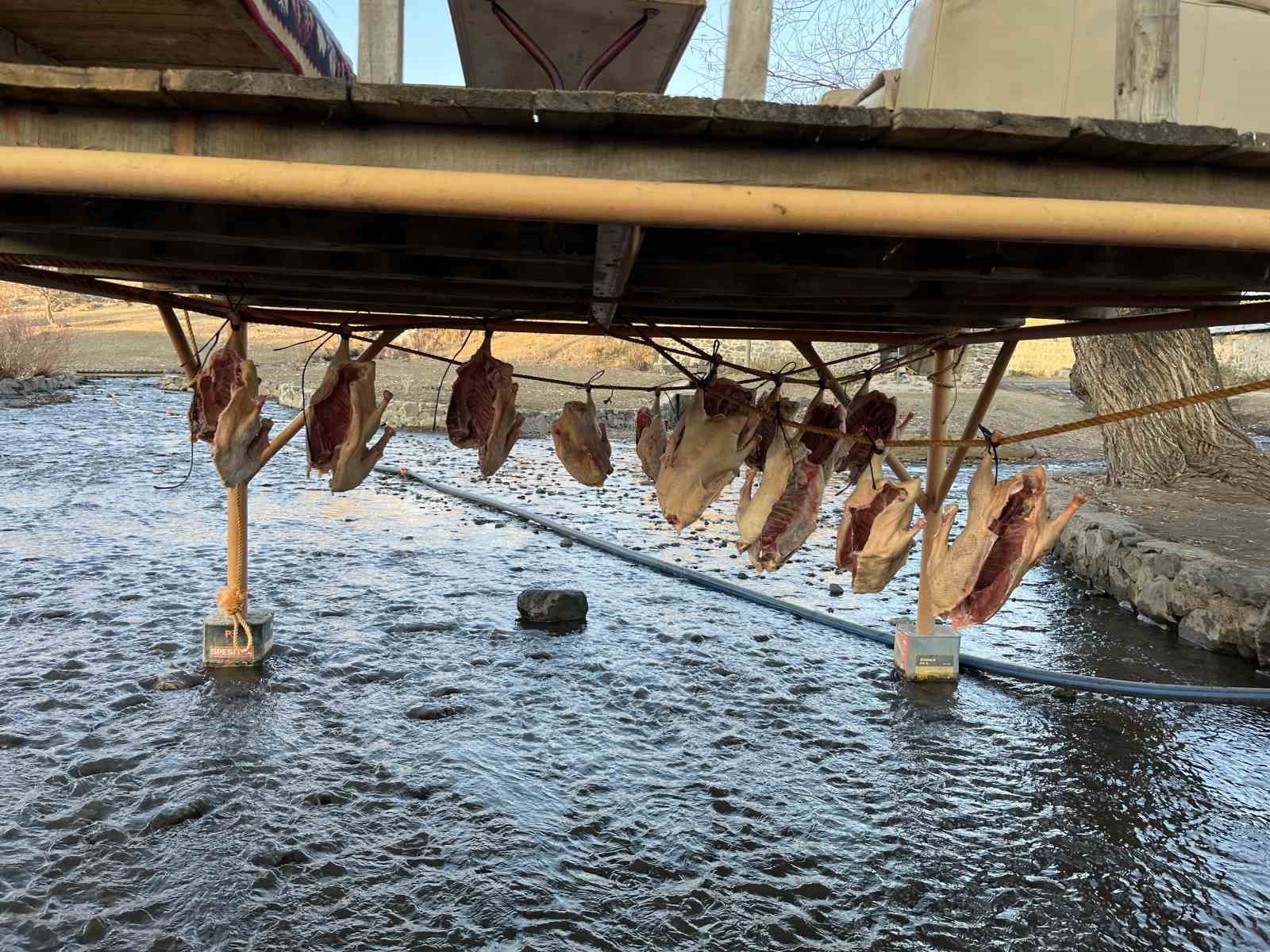 kars kazi geleneksel yontemlerle kurutuluyor kis sofralarinin vazgecilmezi hazirlaniyor 3 ghF9kJBb