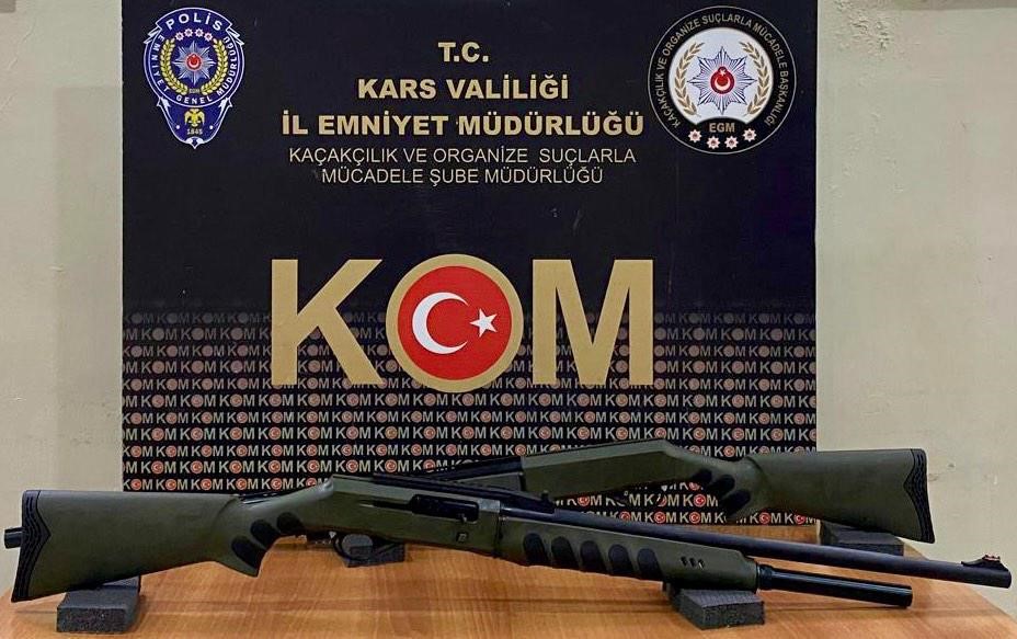 kars merkezli 3 ilcede silah tacirlerine operasyon cok sayida silah ve muhimmat ele gecirildi 4egKXJwS