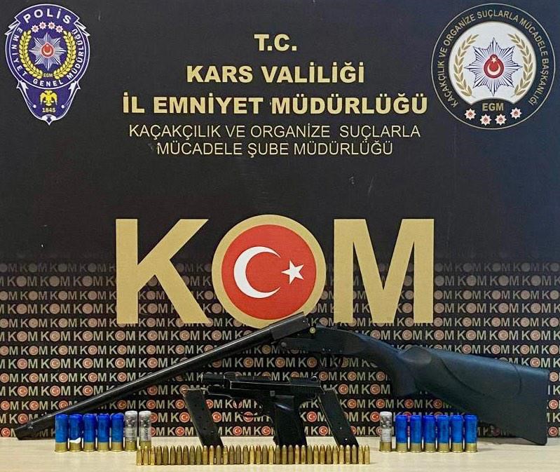 kars merkezli 3 ilcede silah tacirlerine operasyon cok sayida silah ve muhimmat ele gecirildi 8E8AYNRE