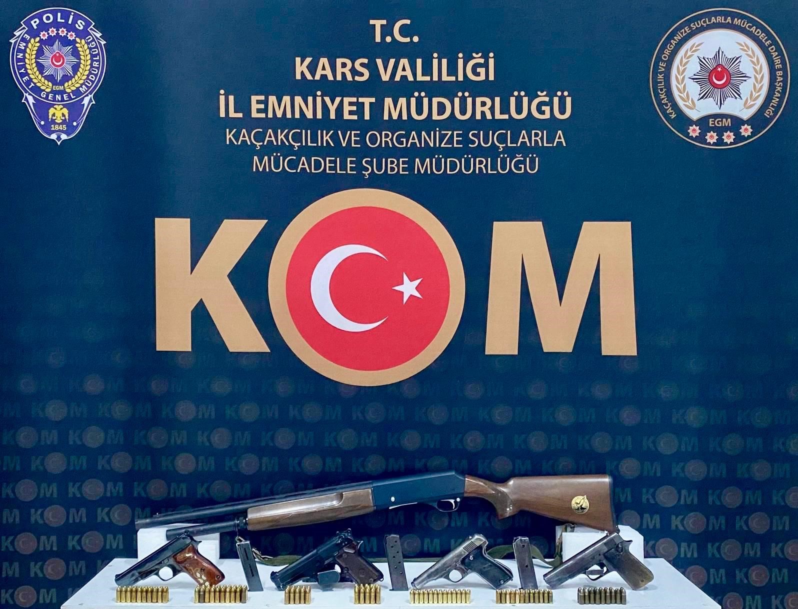 kars merkezli 3 ilcede silah tacirlerine operasyon cok sayida silah ve muhimmat ele gecirildi zvkabfvf
