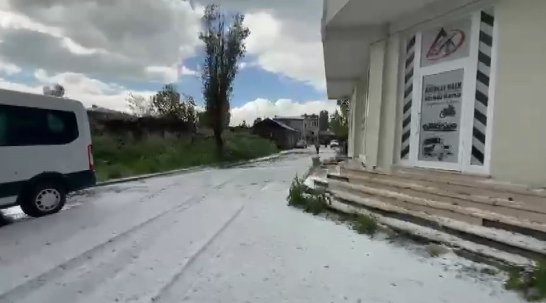 karsa dolu yagdi vatandaslar kar temizler gibi kurek salladi 0 yKAewIXb