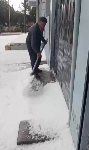 karsa dolu yagdi vatandaslar kar temizler gibi kurek salladi 1 OSfsdssC