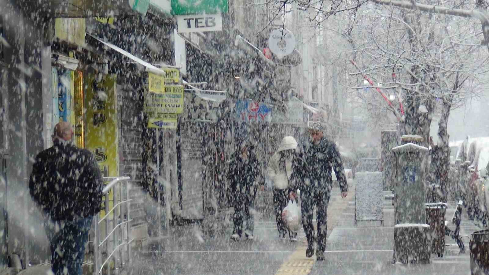 karsa kar biranda geldi her taraf bembeyaz oldu 1 XR4vJgrj