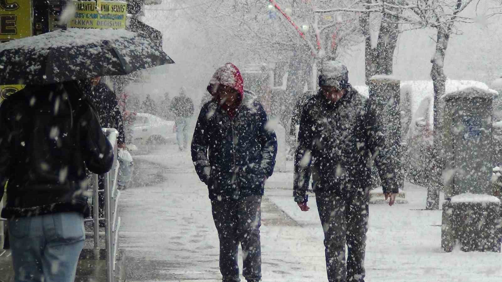 karsa kar biranda geldi her taraf bembeyaz oldu 4 hJWpQI6z