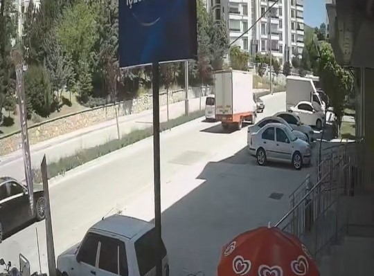 karsi seride gecen otomobil kamyonetle carpisti o anlar kameraya yansidi 0