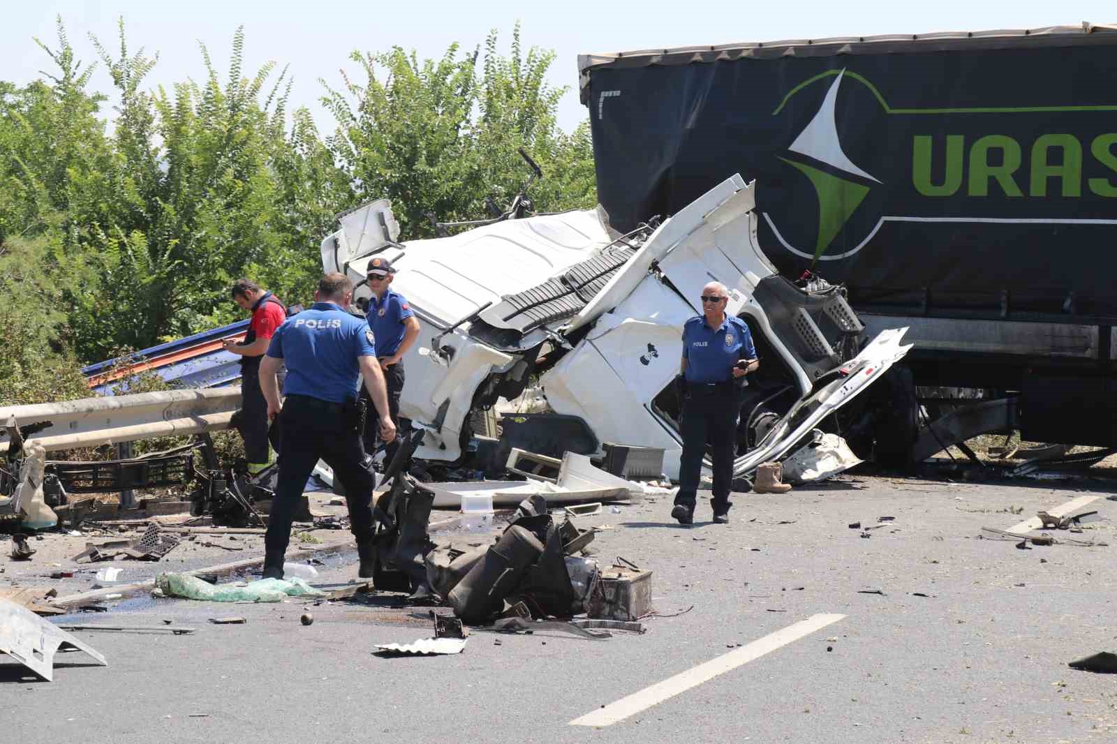 Karşı şeride geçen tır, bir başka tırla kafa kafaya çarpıştı: 1 ölü, 1 yaralı 7 karsi seride gecen tir bir baska tirla kafa kafaya carpisti 1 olu 1 yarali