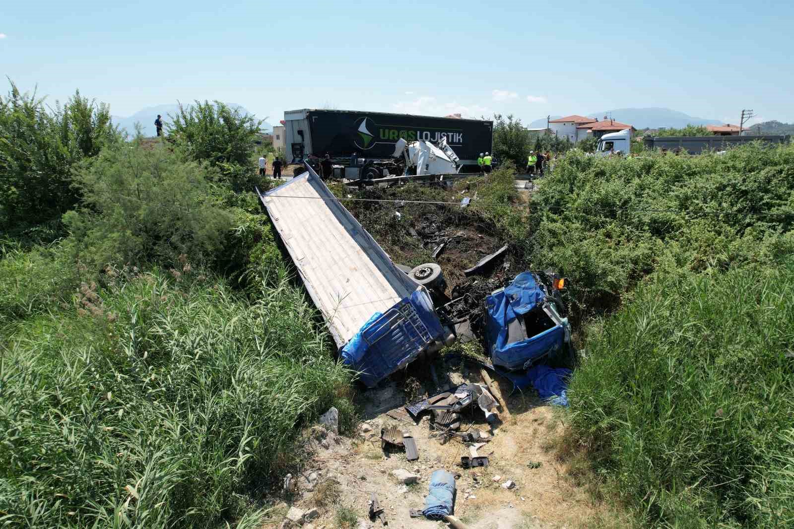 Karşı şeride geçen tır, bir başka tırla kafa kafaya çarpıştı: 1 ölü, 1 yaralı 6 karsi seride gecen tir bir baska tirla kafa kafaya carpisti 1 olu 1 yarali