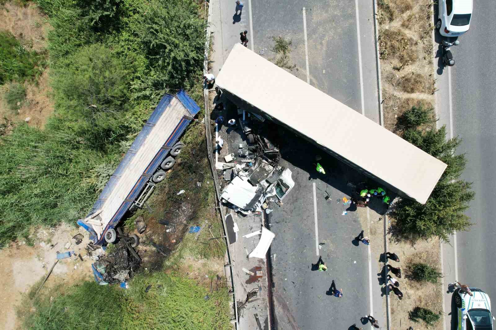 Karşı şeride geçen tır, bir başka tırla kafa kafaya çarpıştı: 1 ölü, 1 yaralı 4 karsi seride gecen tir bir baska tirla kafa kafaya carpisti 1 olu 1 yarali OHArLKf1