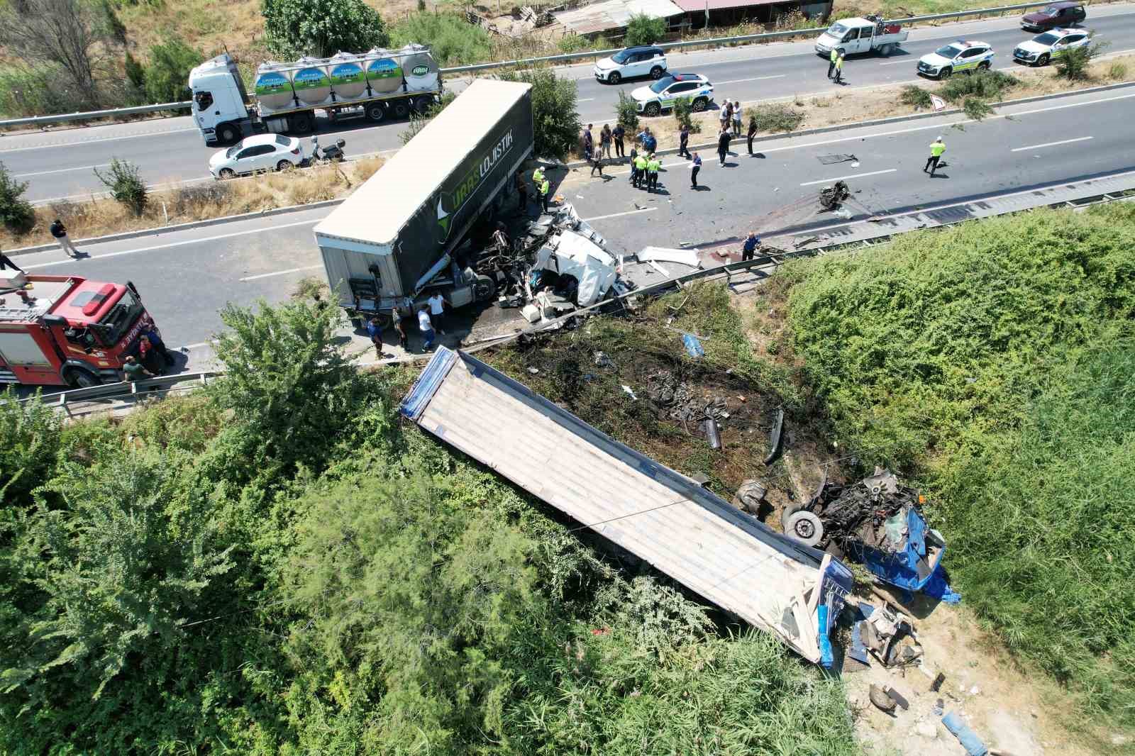 Karşı şeride geçen tır, bir başka tırla kafa kafaya çarpıştı: 1 ölü, 1 yaralı 8 karsi seride gecen tir bir baska tirla kafa kafaya carpisti 1 olu 1 yarali VpgcSJRd