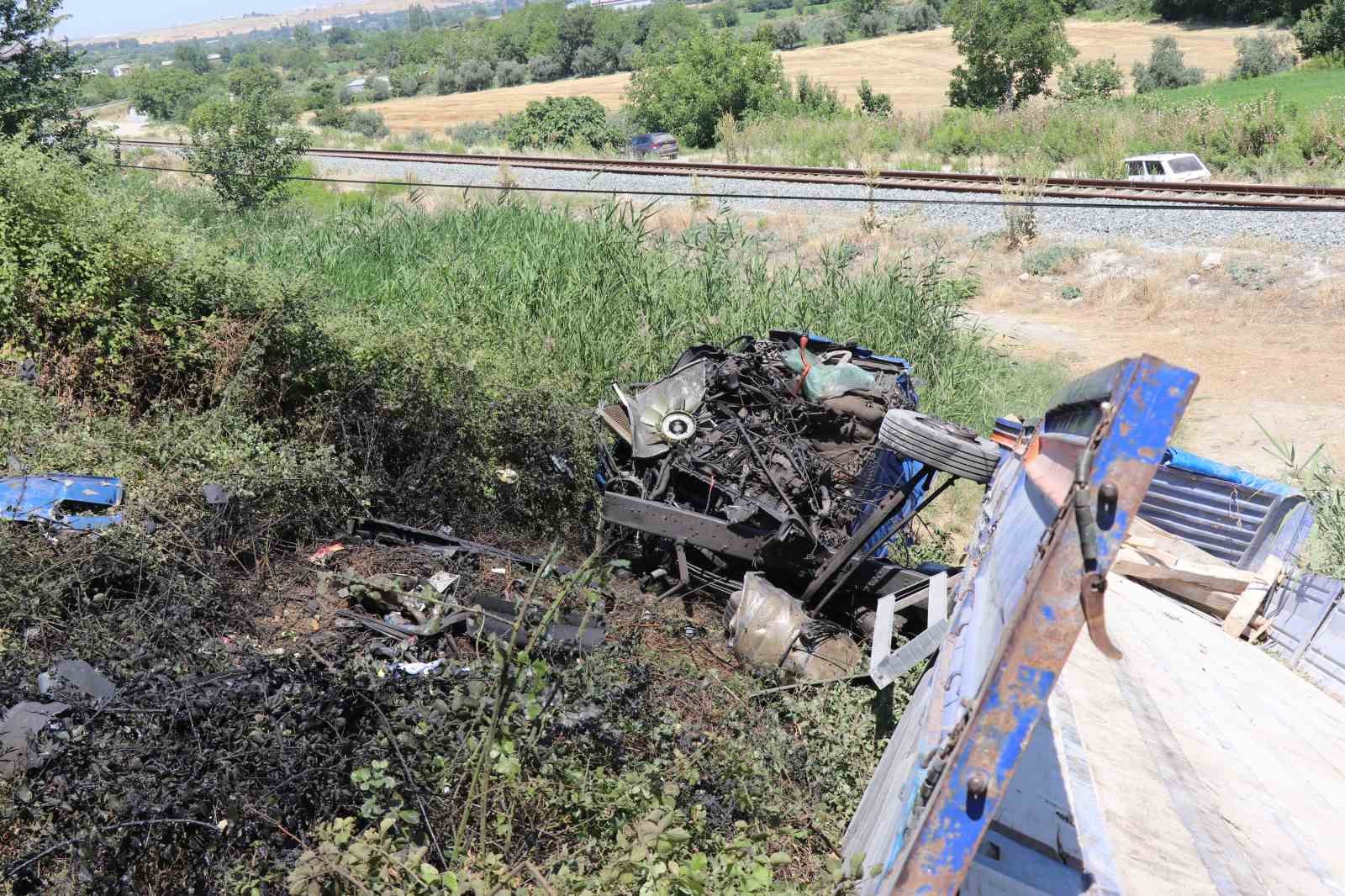 Karşı şeride geçen tır, bir başka tırla kafa kafaya çarpıştı: 1 ölü, 1 yaralı 11 karsi seride gecen tir bir baska tirla kafa kafaya carpisti 1 olu 1 yarali