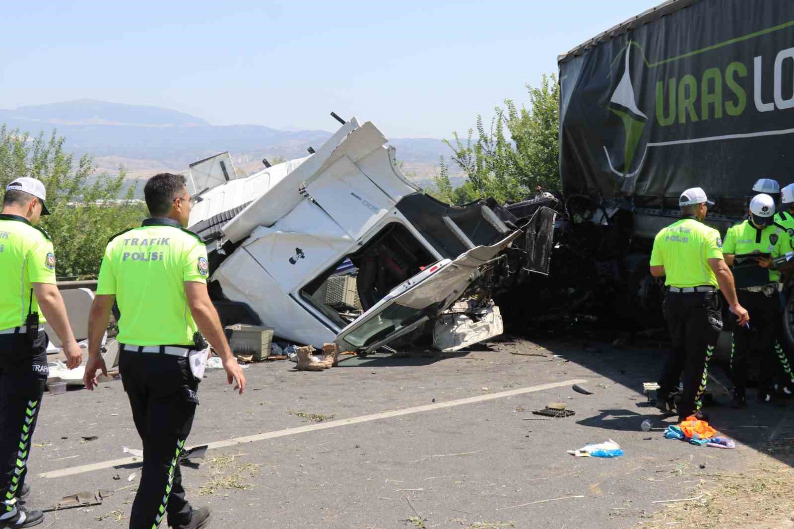 Karşı şeride geçen tır, bir başka tırla kafa kafaya çarpıştı: 1 ölü, 1 yaralı 10 karsi seride gecen tir bir baska tirla kafa kafaya carpisti 1 olu 1 yarali jqDEkcbX
