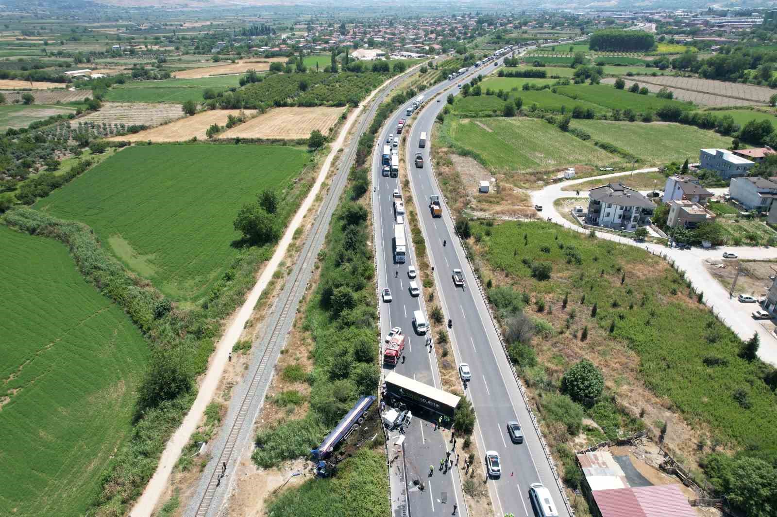 Karşı şeride geçen tır, bir başka tırla kafa kafaya çarpıştı: 1 ölü, 1 yaralı 9 karsi seride gecen tir bir baska tirla kafa kafaya carpisti 1 olu 1 yarali mbFrV92n