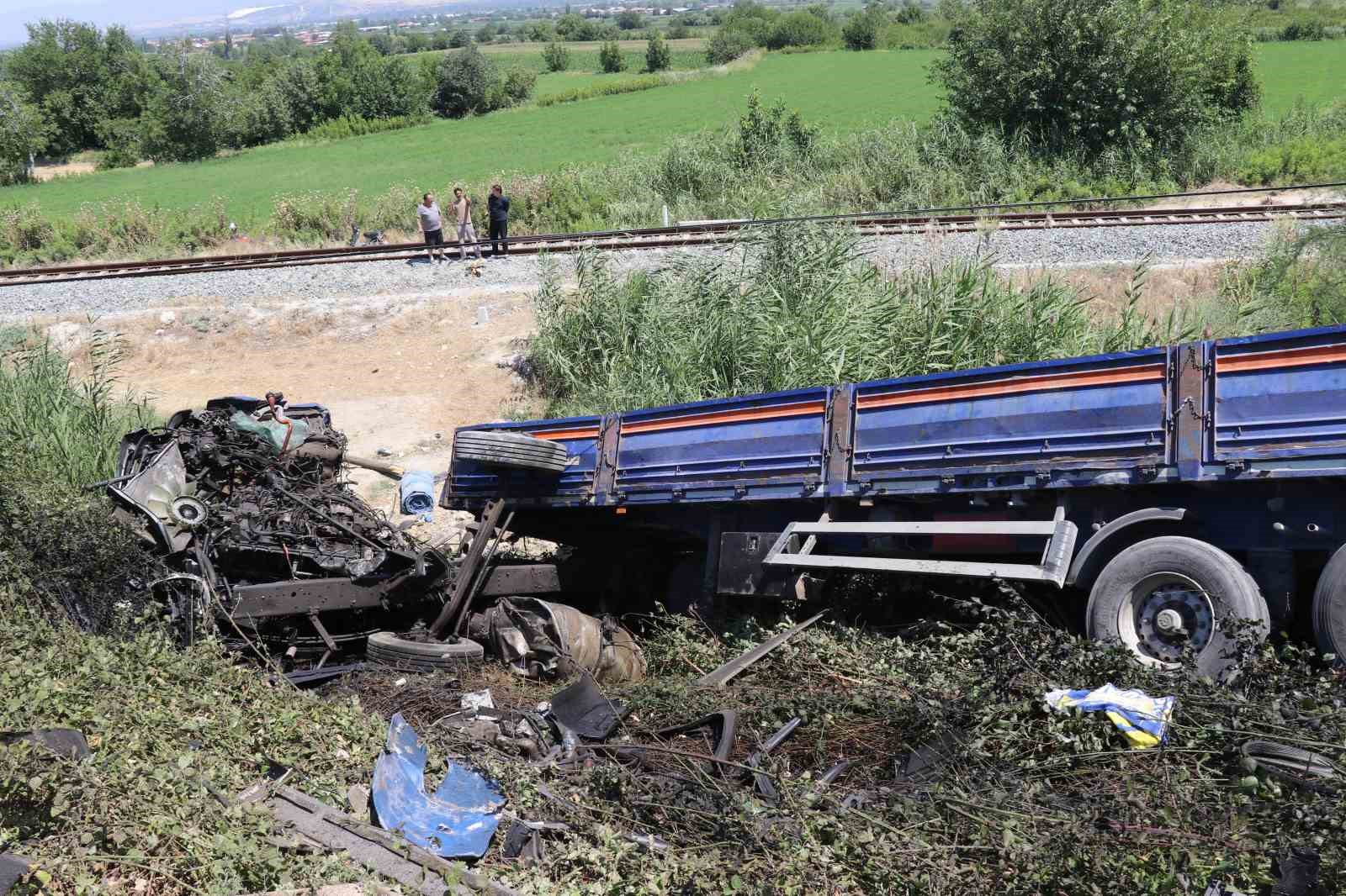 Karşı şeride geçen tır, bir başka tırla kafa kafaya çarpıştı: 1 ölü, 1 yaralı 12 karsi seride gecen tir bir baska tirla kafa kafaya carpisti 1 olu 1 yarali musTOSGn