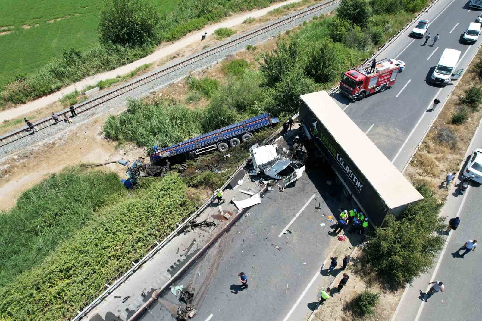 Karşı şeride geçen tır, bir başka tırla kafa kafaya çarpıştı: 1 ölü, 1 yaralı 5 karsi seride gecen tir bir baska tirla kafa kafaya carpisti 1 olu 1 yarali nthNiXnd