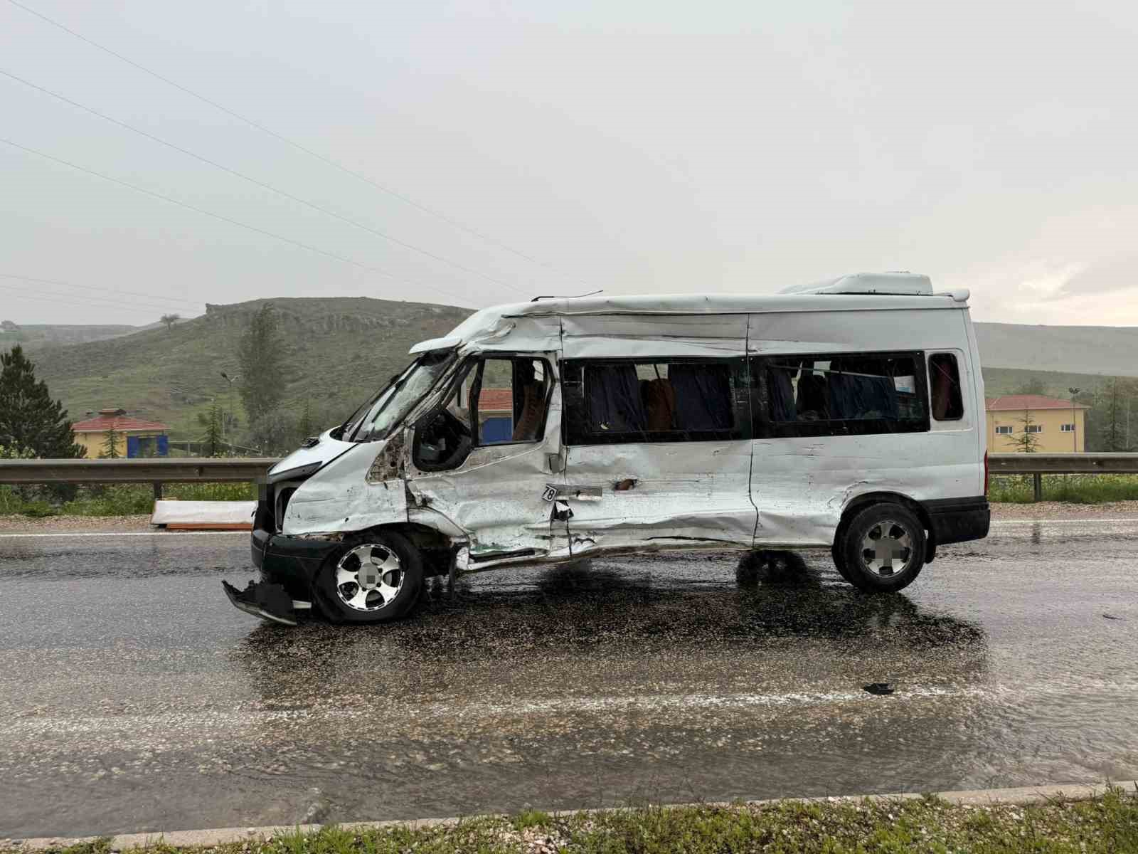 karsi seride gecti 10 kisinin bulundugu minibusle carpisti 11 yarali 0 Wz6YYUX8