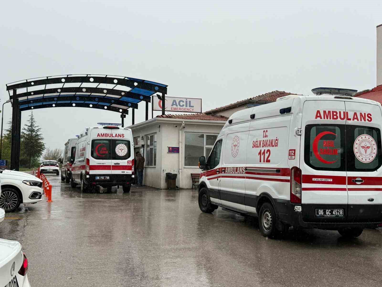 karsi seride gecti 10 kisinin bulundugu minibusle carpisti 11 yarali 1 nn5cYJpJ